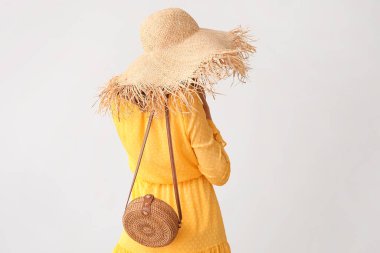 Hasır çantalı güzel bir genç kadın.