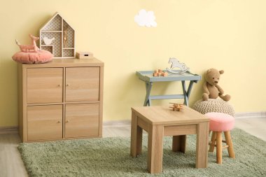 Anaokulundaki modern odanın içinde.