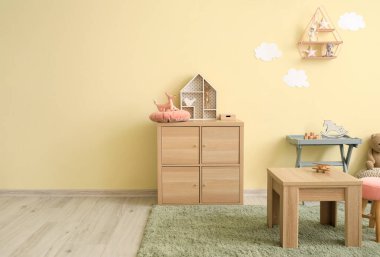 Anaokulundaki modern odanın içinde.