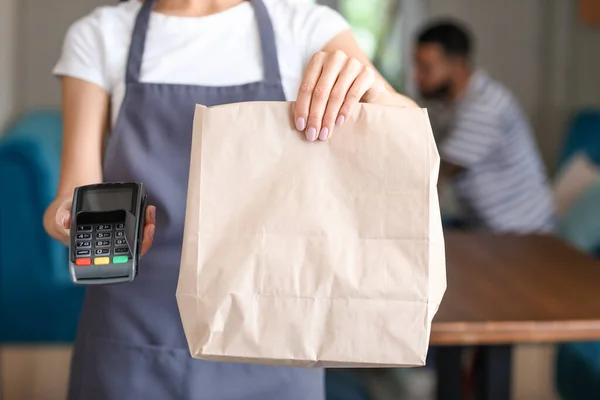 Young Waitress Food Delivery Payment Terminal Restaurant — Stock Photo, Image