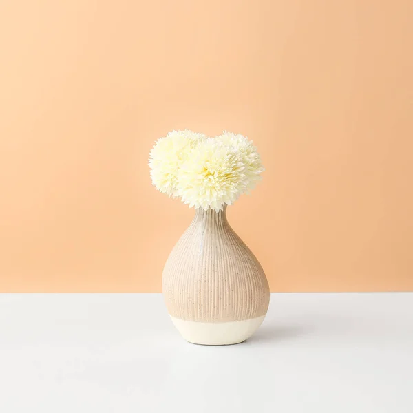 色を背景にテーブルの上に花を持つ美しい花瓶 — ストック写真