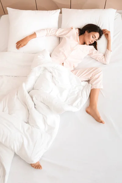 Jonge Vrouw Slapen Bed Bovenaanzicht — Stockfoto