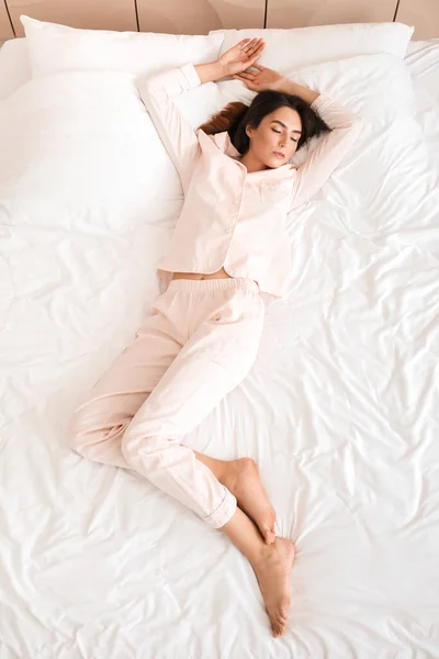 Jonge Vrouw Slapen Bed Bovenaanzicht — Stockfoto