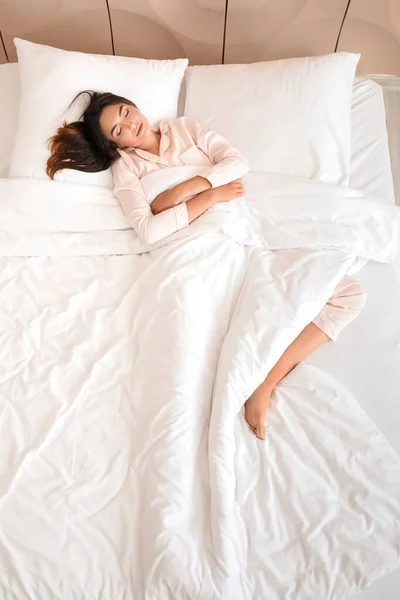 Mujer Joven Durmiendo Cama Vista Superior —  Fotos de Stock