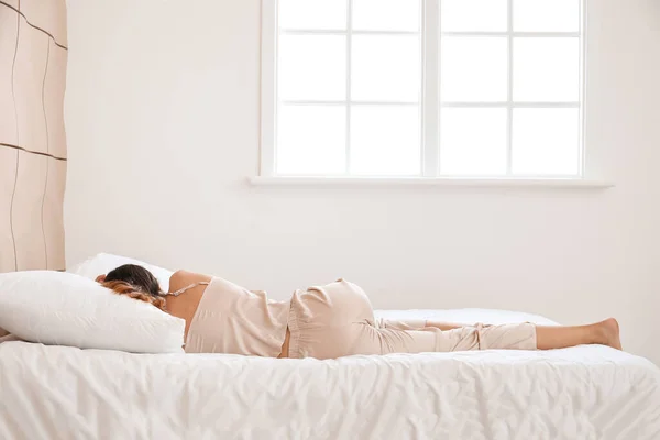 Wanita Muda Tidur Tempat Tidur Rumah — Stok Foto