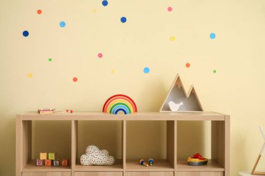 Anaokulundaki modern odanın içinde.