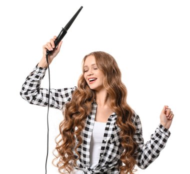 Beyaz arka planda saç maşası yerine saç maşası olan güzel bir genç kadın.