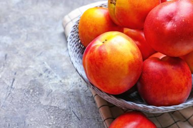 Masada tatlı olgun nektarin tabağı