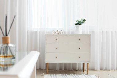 Odanın içindeki modern çekmeceler.