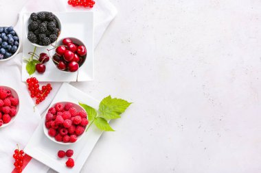 Beyaz arka planda lezzetli taze meyveler.