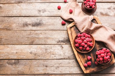 Lezzetli olgun ahududular masada.