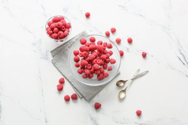 Beyaz arka planda lezzetli olgun ahududular