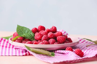 Masada lezzetli olgun ahududu tabağı