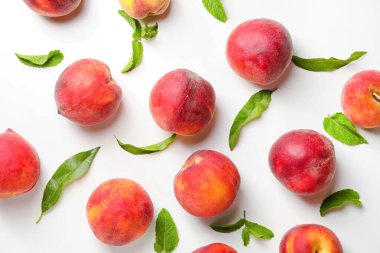 Beyaz arka planda olgun şeftaliler