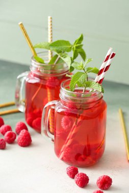 Masada Mason kavanozları dolusu soğuk ahududu çayı