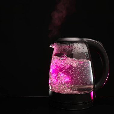 Karanlık arka planda modern elektrikli su ısıtıcısı