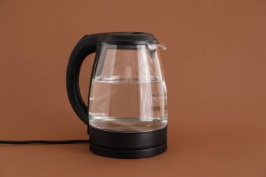 Renkli arkaplanda elektrik ısıtıcısı