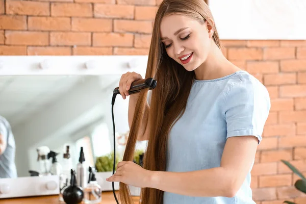 Beautiful Young Woman Using Flattening Iron Hair Home — Stock Photo, Image
