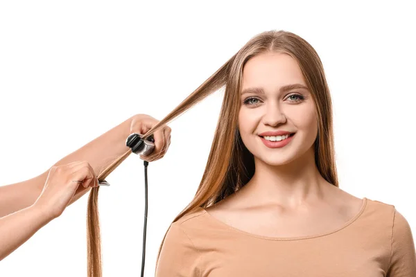 Parrucchiere Raddrizzamento Capelli Bella Giovane Donna Contro Sfondo Bianco — Foto Stock