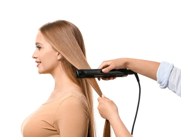 Fryzjer Prostowanie Włosy Pięknej Młodej Kobiety Białym Tle — Zdjęcie stockowe