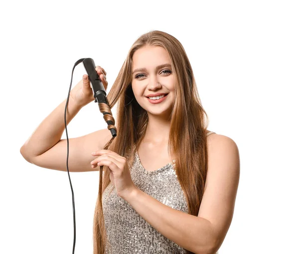 Mulher Bonita Usando Ferro Ondulação Para Cabelo Contra Fundo Branco — Fotografia de Stock