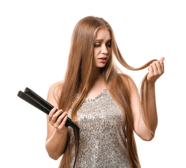 Mujer Joven Trastornada Con Plancha Aplanadora Para Cabello Sobre Fondo —  Fotos de Stock