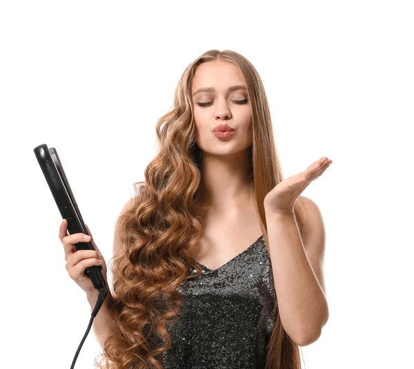 Hermosa Mujer Joven Con Plancha Aplanadora Para Cabello Sobre Fondo —  Fotos de Stock