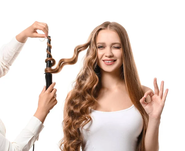 Cabeleireiro Curling Cabelo Bela Jovem Mulher Contra Fundo Branco — Fotografia de Stock