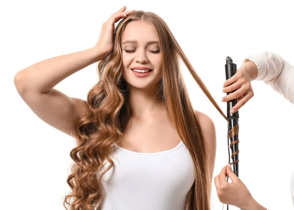 Cabeleireiro Curling Cabelo Bela Jovem Mulher Contra Fundo Branco — Fotografia de Stock