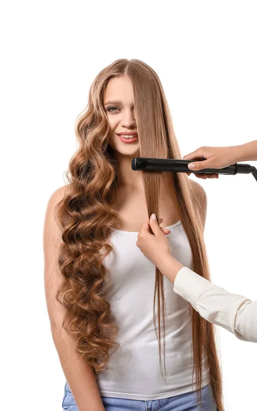 Парикмахер Сглаживает Волосы Красивой Молодой Женщины Белом Фоне — стоковое фото