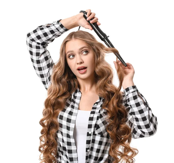 Schöne Junge Frau Mit Lockenstab Für Haare Vor Weißem Hintergrund — Stockfoto