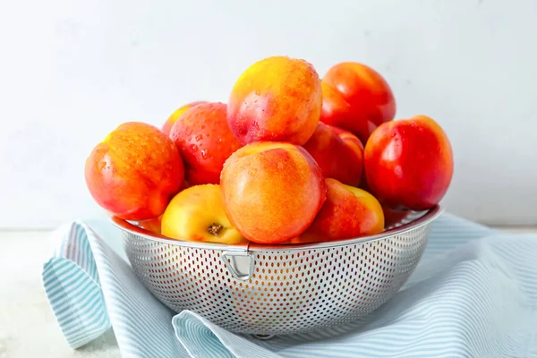 Sweet Ripe Nectarines Colander Table — Stock Photo, Image