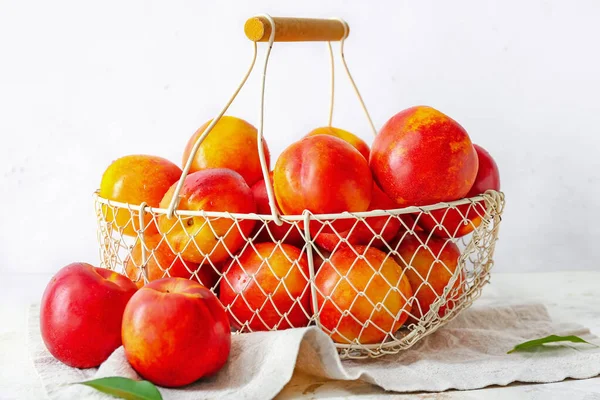 Sweet Ripe Nectarines Basket Table — Stock Photo, Image