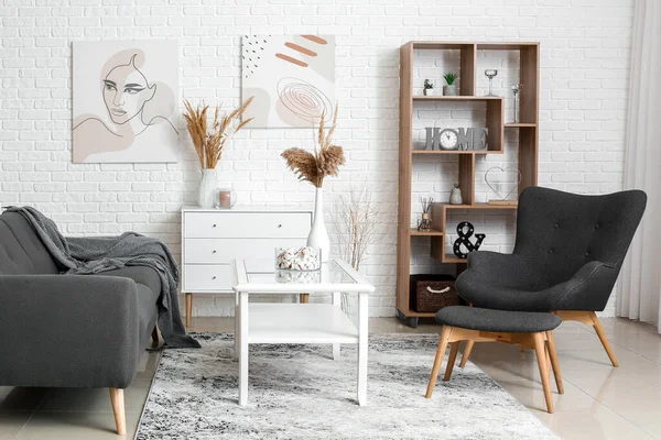 モダンな家具付きのお部屋のスタイリッシュなインテリア — ストック写真