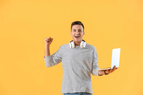 Щасливий Чоловічий Програміст Ноутбуком Кольоровому Фоні — стокове фото