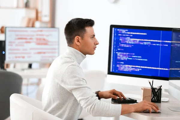 Manlig Programmerare Som Arbetar Kontoret — Stockfoto