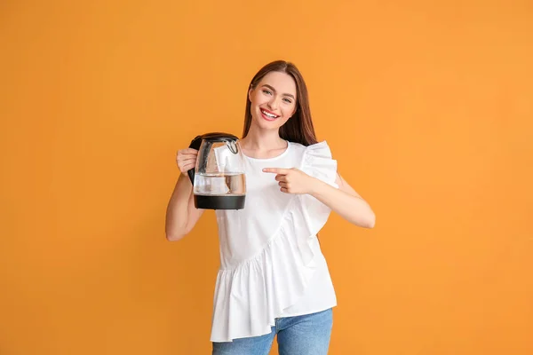 Giovane Donna Con Bollitore Elettrico Sfondo Colore — Foto Stock