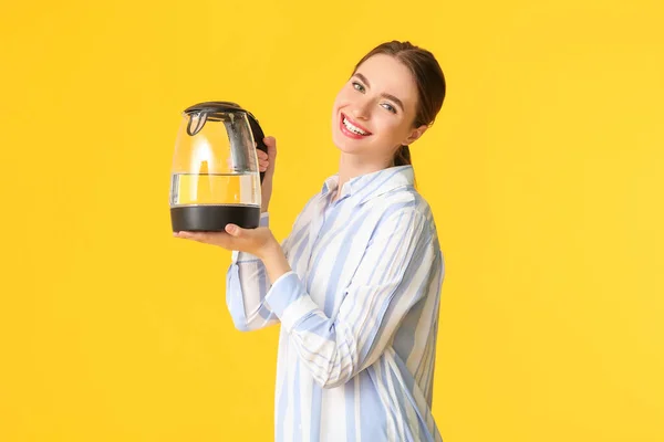 Jonge Vrouw Met Elektrische Waterkoker Kleur Achtergrond — Stockfoto