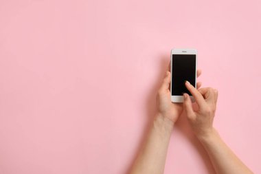 Renkli arka planda cep telefonu olan eller