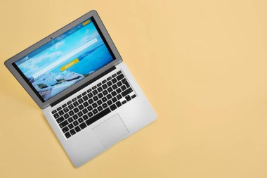 Renkli arka planda modern laptop. Çevrimiçi rezervasyon kavramı