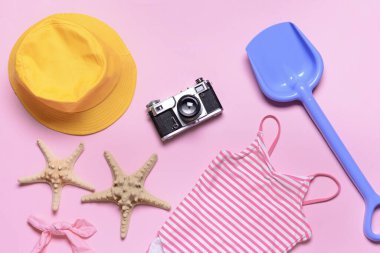 Renk arkaplanı olan çocuklar için seyahat aksesuarları