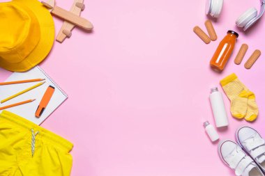 Renk arkaplanı olan çocuklar için seyahat aksesuarları