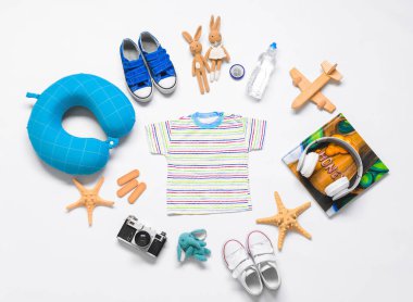 Beyaz arka plandaki çocuklar için seyahat aksesuarları