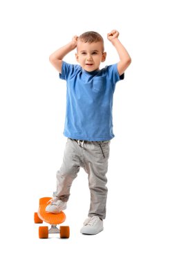 Beyaz arka planda kaykayı olan şirin bir çocuk.