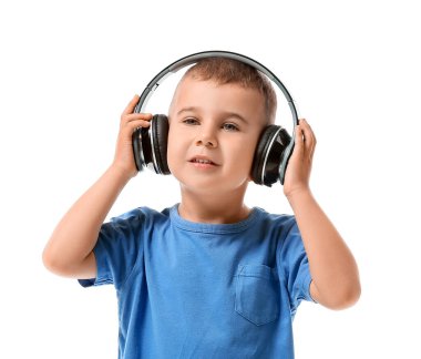 Beyaz arka planda müzik dinleyen sevimli küçük çocuk.