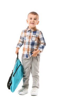 Beyaz arka planda şirin bir okul çocuğu.