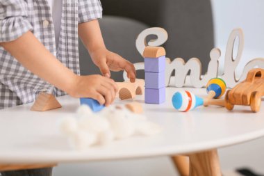 Evde oynayan sevimli küçük çocuk.