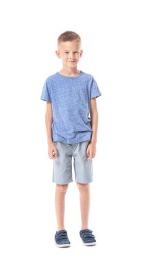 Beyaz arka planda sevimli küçük bir çocuk.