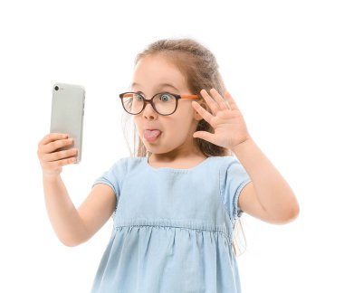 Beyaz arka planda selfie çeken tatlı küçük kız.