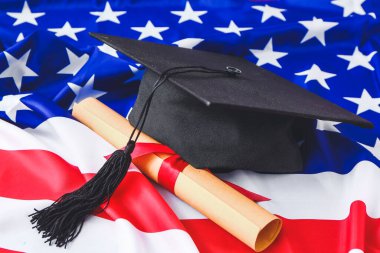 Mezuniyet şapkası ve Amerikan bayrağı diploması.